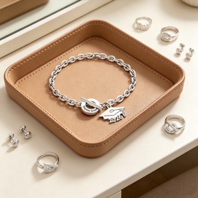 Gepersonaliseerde armband met sluiting in de vorm van een afstudeerpet, met naam en jaartal, afstudeersieraad voor de lichting van 2026, cadeau voor middelbare school-/universiteitsafgestudeerden