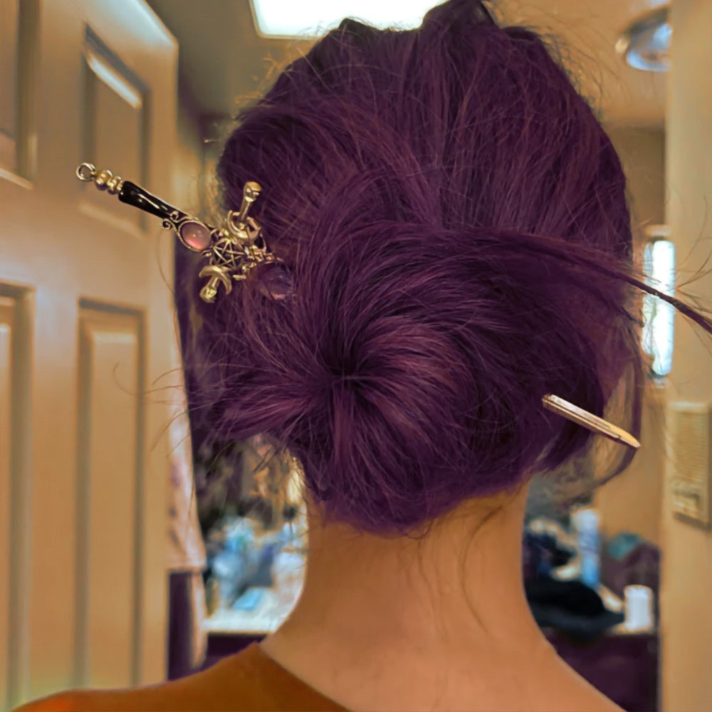 Vara de cabelo de espada de bruxa com design de punhal de cabelo de lua tripla roxa, vara de cabelo de bruxa hecate, pauzinhos de cabelo gótico para pães, modas góticas