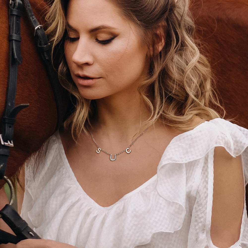 Personalisierte Hufeisenkette mit zwei Initialen, Glücksbringer-Halskette, Geburtstags-/Hochzeits-/Jahrestagsgeschenk für Pferdeliebhaber/Braut/Mama/beste Freundin