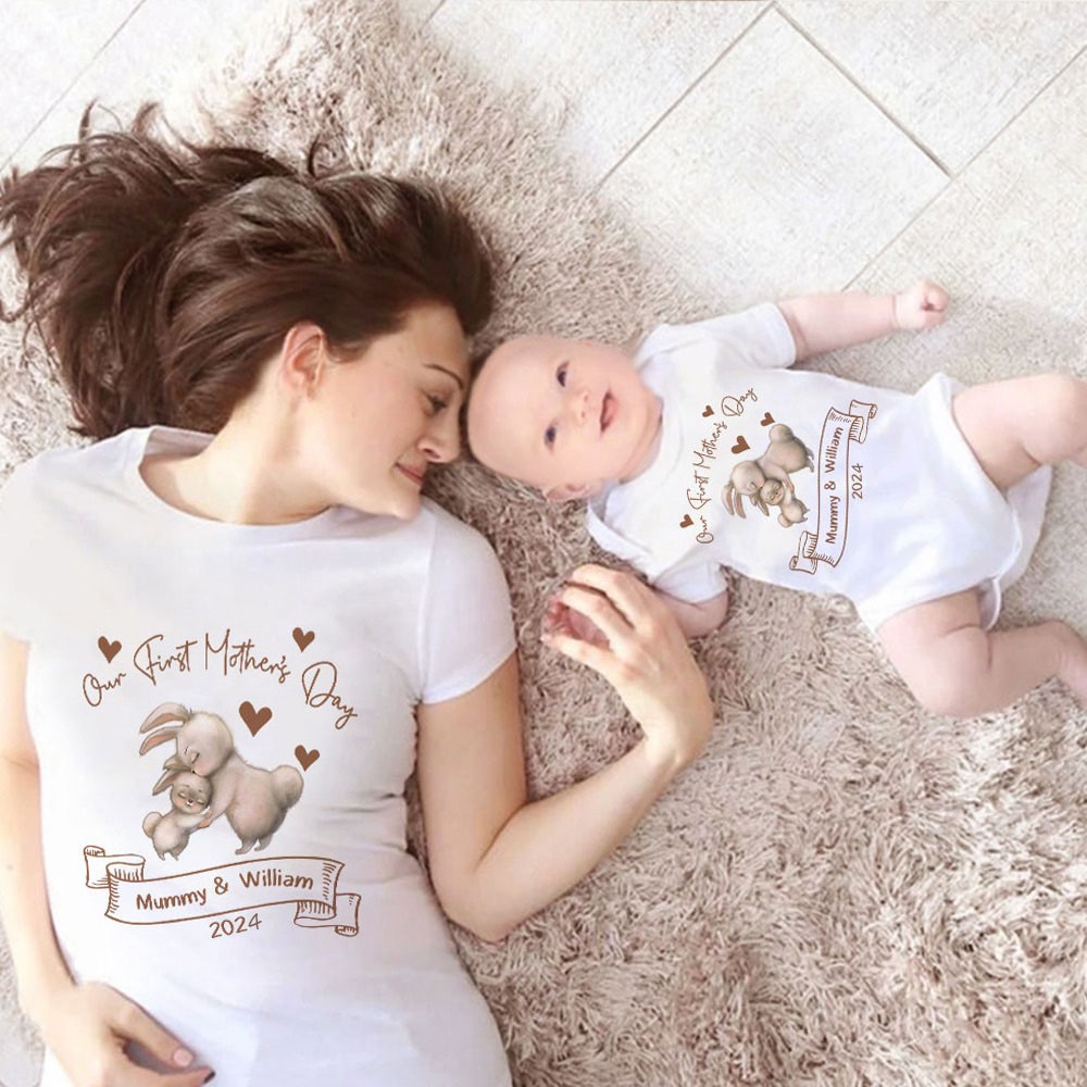 Personalisiertes T-Shirt mit Tieren/Muster und Baby-Onesie, Unser erstes Muttertags-Mama- und Baby-Set 100 % Baumwolle, Weihnachtsgeschenk für neugeborene Mama