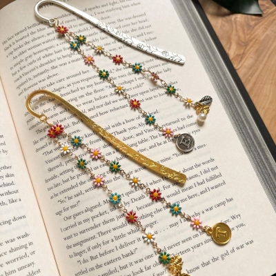 Personalized Daisy Metal Bookmark Hook with Initial and Pearl Charm, Handmade Vintage Floral Page Marker, Birthday Gift for Book Lovers/Friends/Her