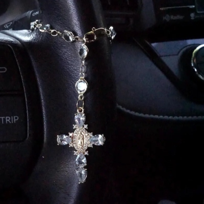 Personalisierter Auto-Anhänger mit Geburtsstein-Mariä-Kreuz, Kristallrosenkranz-Glücksbringer fürs Lenkrad, Auto-Accessoire, Taufgeschenk für Sie/Mama/Familie