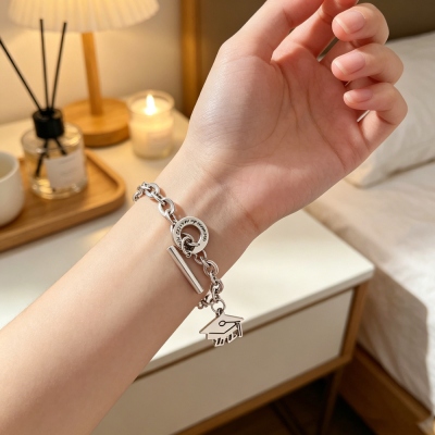 Gepersonaliseerde armband met sluiting in de vorm van een afstudeerpet, met naam en jaartal, afstudeersieraad voor de lichting van 2026, cadeau voor middelbare school-/universiteitsafgestudeerden