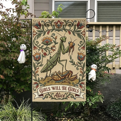 Personlig rolig bönsyrsa trädgårdsflagga med namn, Girls Will Be Girls vintagekonst utomhus trädgårdsdekor, inflyttnings-/födelsedagspresent till henne