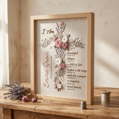 Gepersonaliseerd geborduurd bloemenkruis doopframe met naam en datum, houten wanddecoratie met linnenstructuur, kraamcadeau voor pasgeborene/familie/kinderen