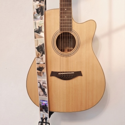 Sangle de guitare personnalisée (1 à 24 photos), toile résistante avec boucle réglable, accessoire de guitare, cadeau d'anniversaire ou de commémoration pour les passionnés de guitare et leurs amis.