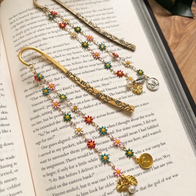 Personalized Daisy Metal Bookmark Hook with Initial and Pearl Charm, Handmade Vintage Floral Page Marker, Birthday Gift for Book Lovers/Friends/Her
