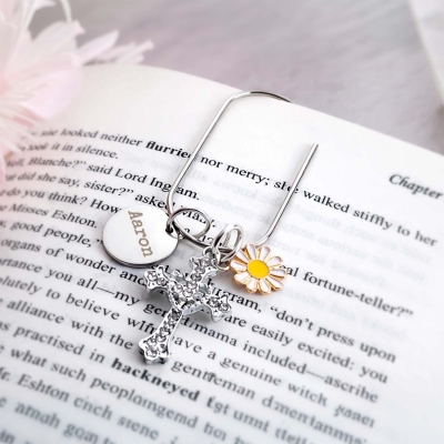 Personalisierte Mini-Büroklammer mit Namensgravur, Kreuz- und Gänseblümchenanhänger, elegantes Lesezeichen aus Metall, christliches Planeraccessoire, Geschenk für Sie/Buchliebhaberinnen