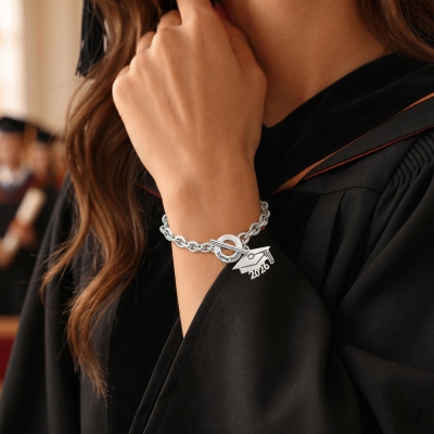 Gepersonaliseerde armband met sluiting in de vorm van een afstudeerpet, met naam en jaartal, afstudeersieraad voor de lichting van 2026, cadeau voor middelbare school-/universiteitsafgestudeerden