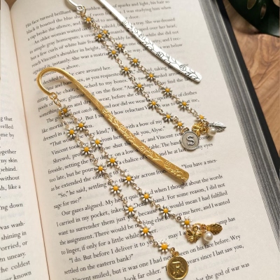 Personalized Daisy Metal Bookmark Hook with Initial and Pearl Charm, Handmade Vintage Floral Page Marker, Birthday Gift for Book Lovers/Friends/Her