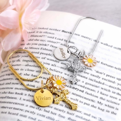 Personalisierte Mini-Büroklammer mit Namensgravur, Kreuz- und Gänseblümchenanhänger, elegantes Lesezeichen aus Metall, christliches Planeraccessoire, Geschenk für Sie/Buchliebhaberinnen