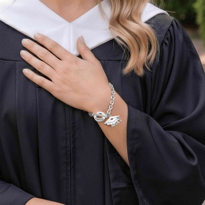 Gepersonaliseerde armband met sluiting in de vorm van een afstudeerpet, met naam en jaartal, afstudeersieraad voor de lichting van 2026, cadeau voor middelbare school-/universiteitsafgestudeerden