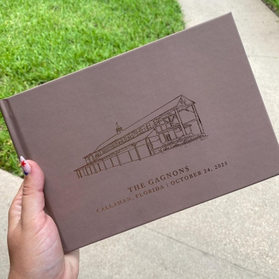 Gastenboek met een schets van de trouwlocatie, inclusief namen en datum. Elegant, met lijntekeningen van de namen van het bruidspaar. Een perfect cadeau voor pasgetrouwden/koppels.
