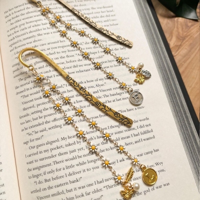Personalized Daisy Metal Bookmark Hook with Initial and Pearl Charm, Handmade Vintage Floral Page Marker, Birthday Gift for Book Lovers/Friends/Her