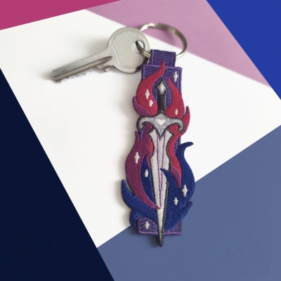 Gepersonaliseerde LGBTQ Pride sleutelhanger met geborduurde naam en bloemenmotief in de vorm van een zwaard, lichtgewicht sleutelhanger, sentimenteel aandenken, cadeau voor vrienden/LGBTQ+-gemeenschap/partners