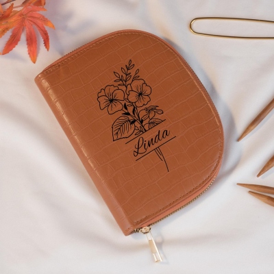 Gepersonaliseerde leren naaldenhouder met geboortebloem en naam, vintage naai- en haaknaaldetui met ritssluiting, reisorganizer voor knutselspullen, cadeau voor breiers