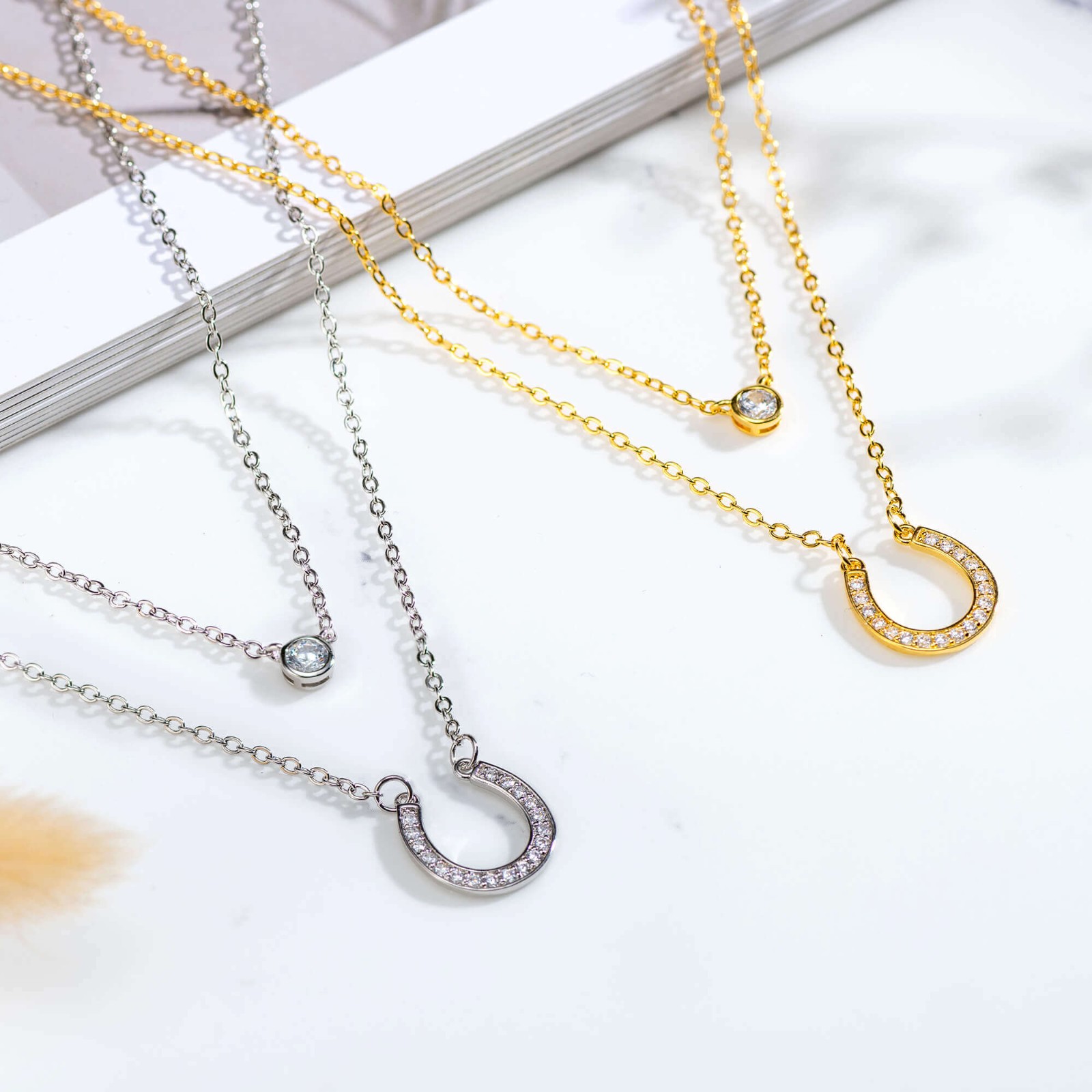 Ensemble de colliers superposés