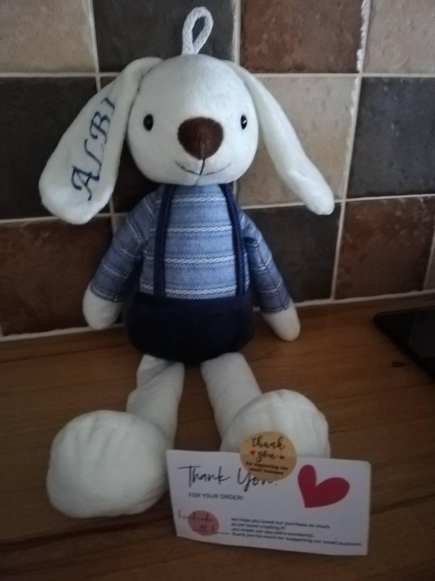 Personalisierter Hase, handgefertigter Plüschhase: Ein liebevolles Geschenk zur Babyparty mit individueller Stickerei. Das beste Babygeschenk