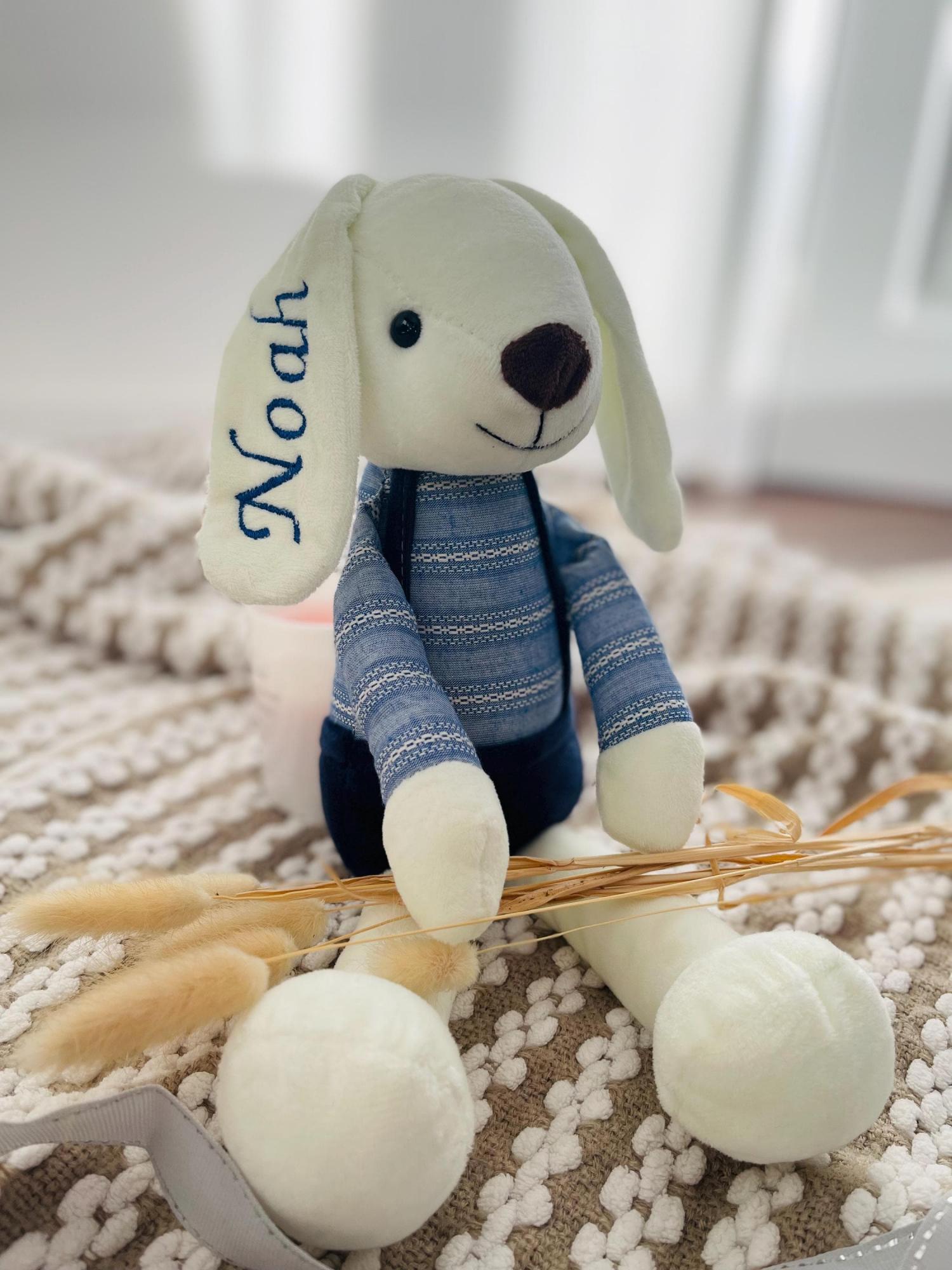Personalisierter Hase, handgefertigter Plüschhase: Ein liebevolles Geschenk zur Babyparty mit individueller Stickerei. Das beste Babygeschenk