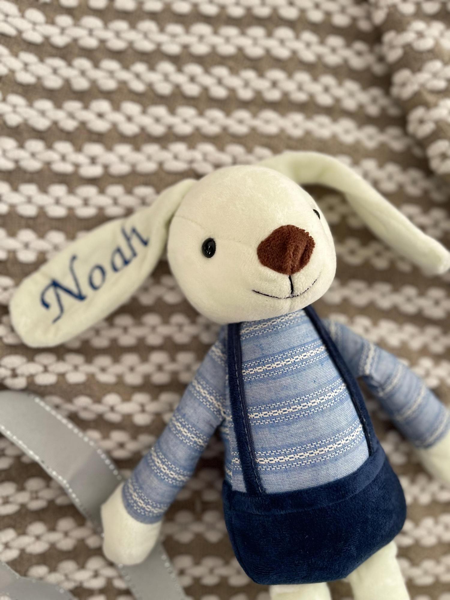 Personalisierter Hase, handgefertigter Plüschhase: Ein liebevolles Geschenk zur Babyparty mit individueller Stickerei. Das beste Babygeschenk