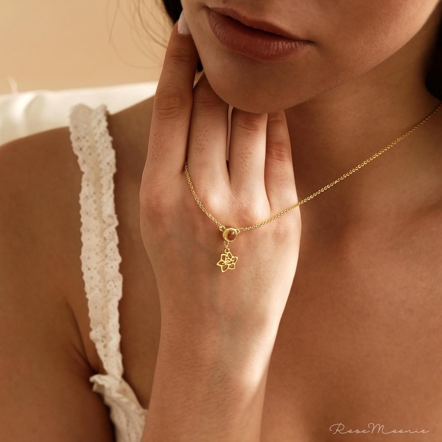 Collier photo personnalisé avec projection et fleur de naissance, argent sterling 925, bijou souvenir, photo à l'intérieur, cadeau d'anniversaire pour elle
