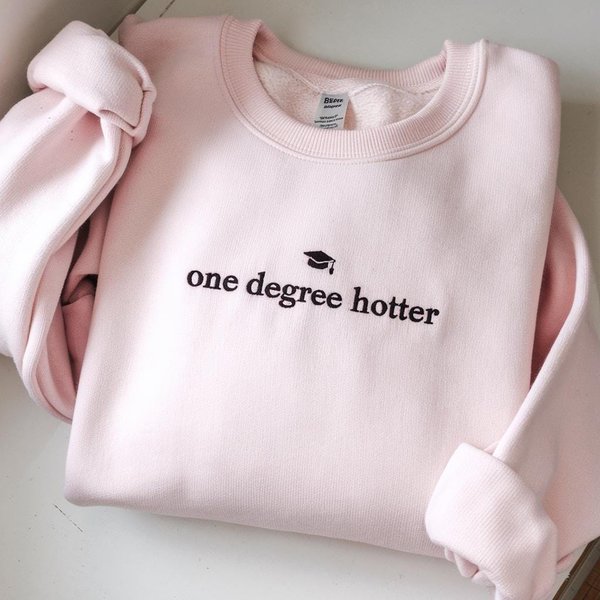 Sweatshirt de fin d'études brodé : One Degree Hotter, Cadeau de fin d'études