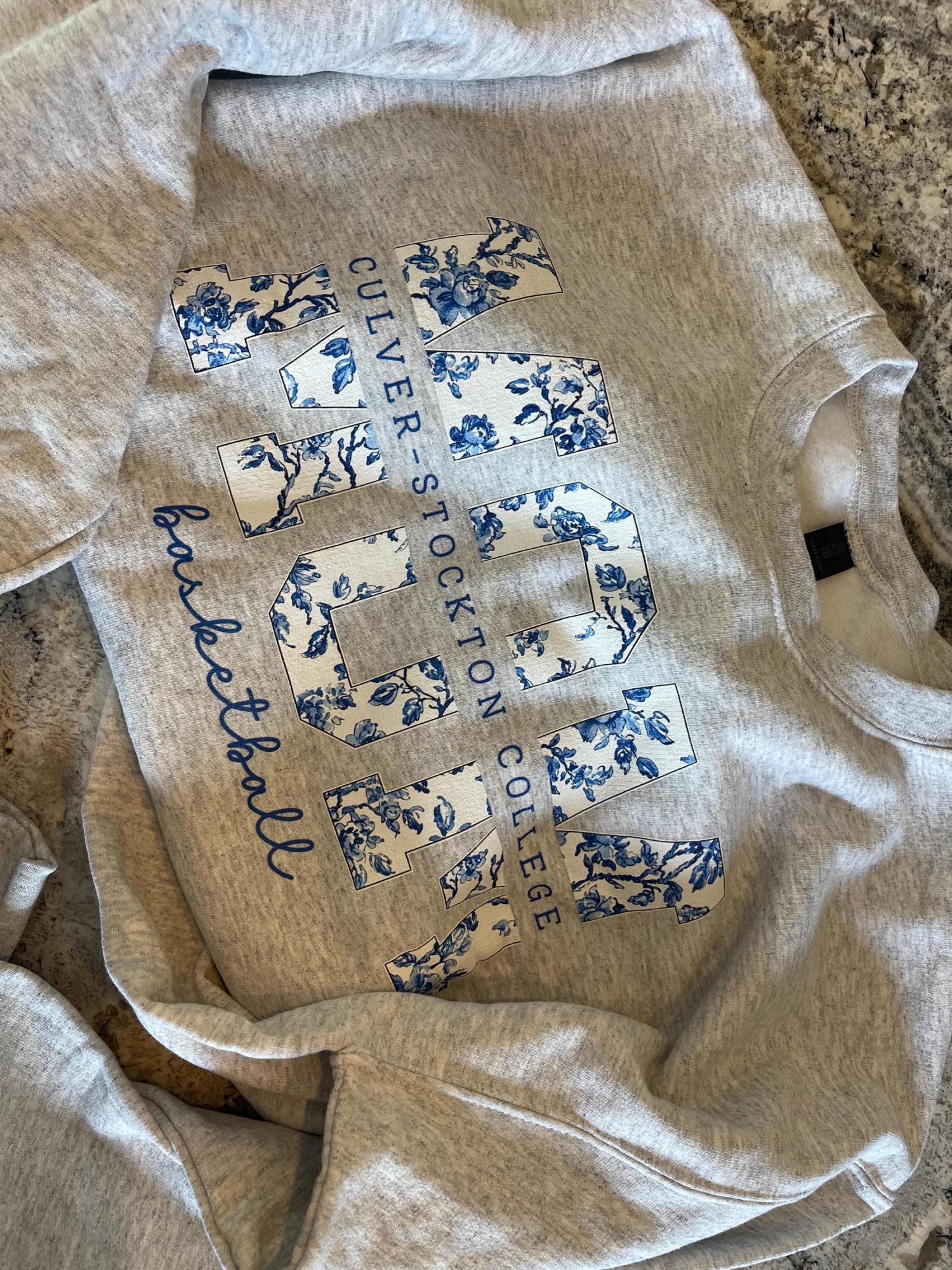 Custom University Mom Est Year Sweatshirt, Mom University Shirt, Personalized College Tee, Proud Mom Graduate 2025, Matching Family Senior