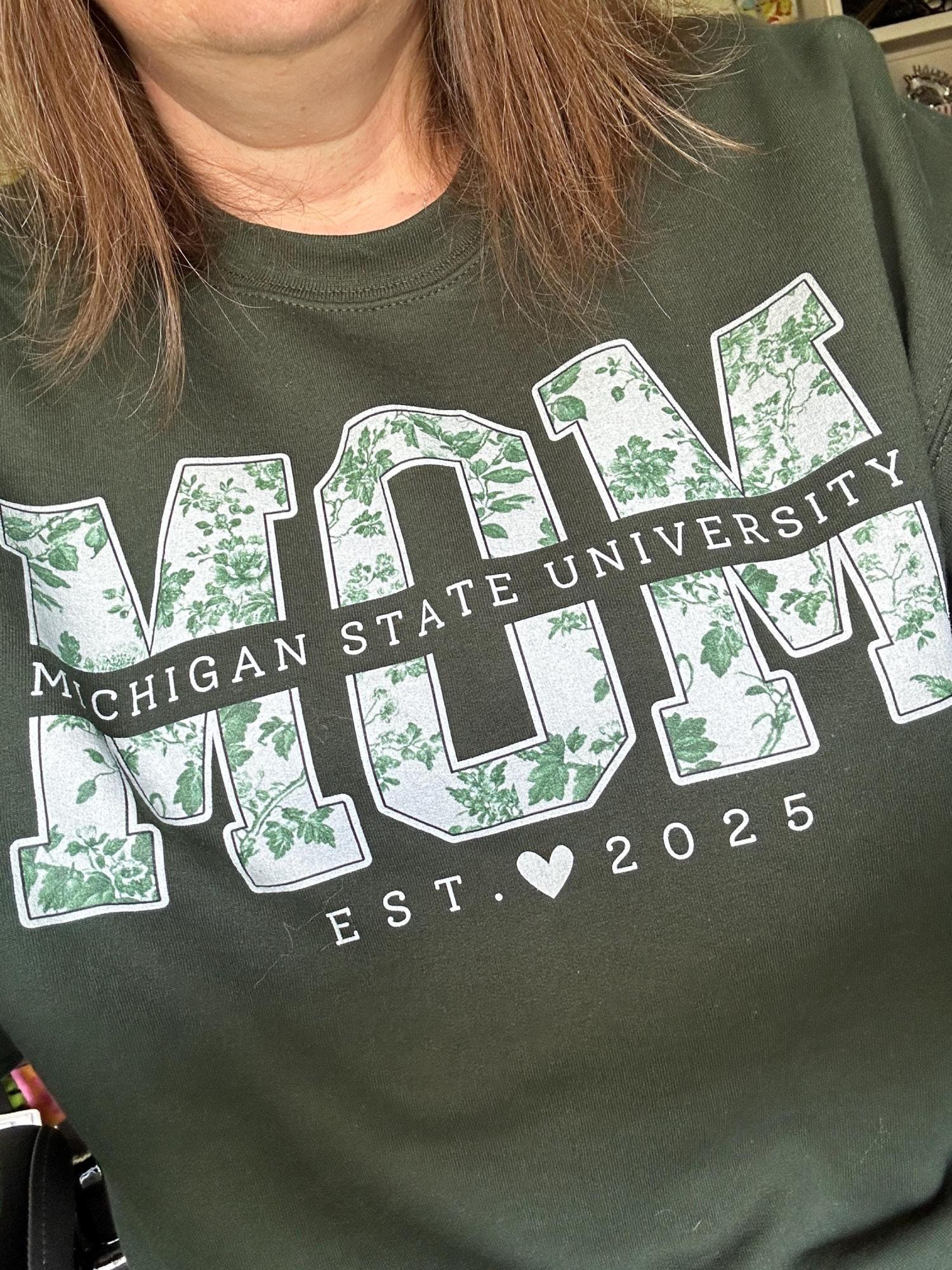 Custom University Mom Est Year Sweatshirt, Mom University Shirt, Personalized College Tee, Proud Mom Graduate 2025, Matching Family Senior