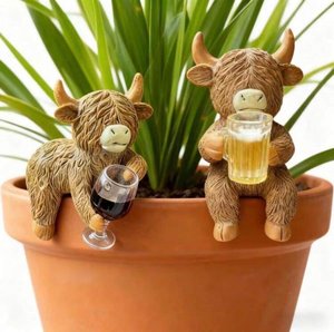 Highland Cow Pot Hangers, Resin Garden Decor, Beer & Wine Sitting Cow Plant Hangers, Cute Planter Rim Pendent Figurines