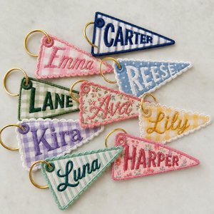 Personalized Pennant Bag Charm with Name, Multi‑Purpose Backpack & Purse Keychain, Everyday Travel Accessory, Keepsake Gift for Loved Ones/Friends